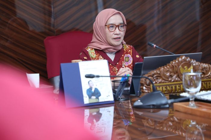 MenPAN RB Rini Widyantini saat membuka acara Diskusi Publik Penguatan Status dan Karier Dosen ASN PPPK secara virtual.