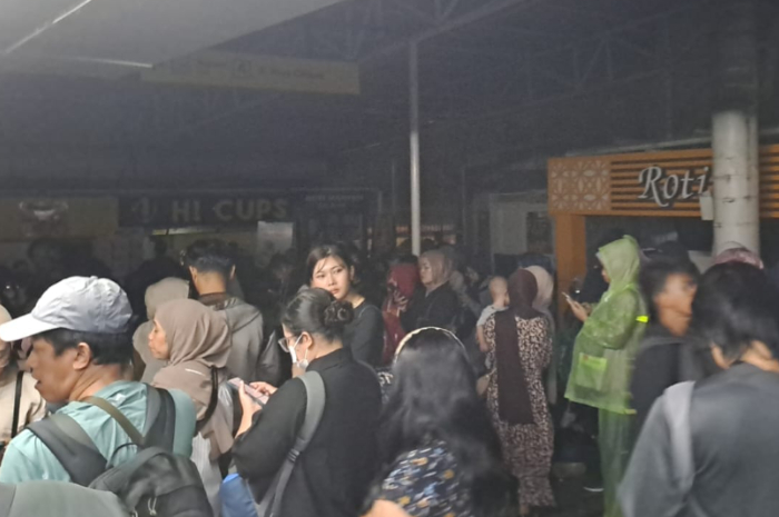 Suasana Stasiun Cilebut Kabupaten Bogor gelap gulita akibat listrik padam Sabtu, 9 Agustus 2025 malam.