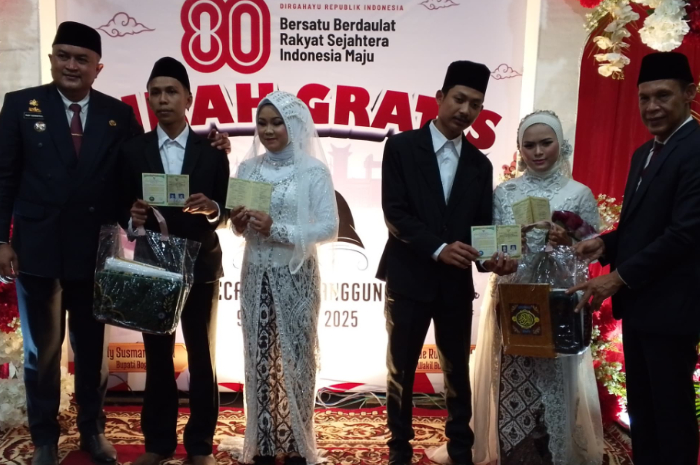 Bupati Bogor Rudy Susmanto dan Wakil Bupati Bogor Ade Ruhandi hadir dalam acara nikah gratis di Kantor Kecamatan Nanggung.