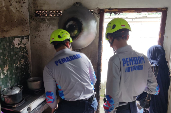 Petugas pemadam kebakaran saat di lokasi tabung gas elpiji yang meladak di Bantarjati, Kota Bogor.