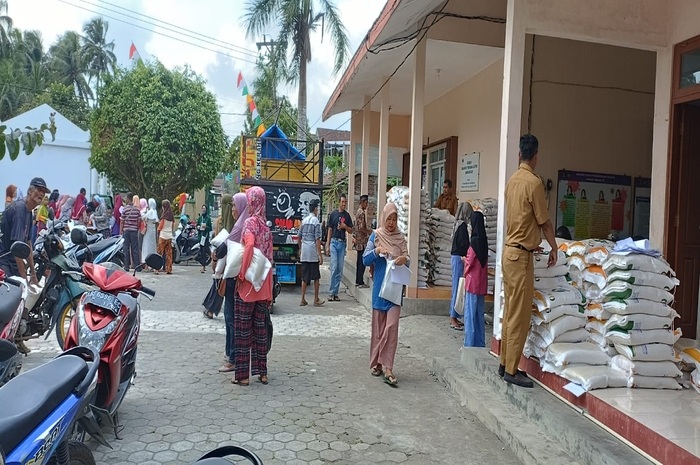 KPM mengambil bansos PKH dan BPNT