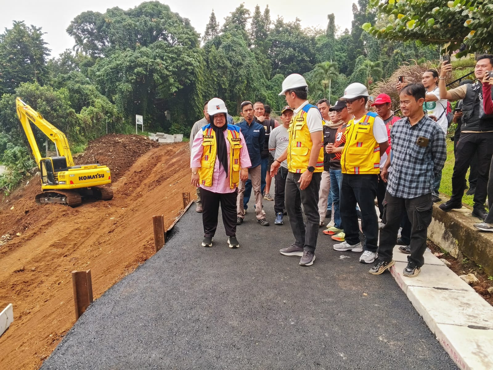 Wali Kota Bogor Dedie Rachim bersama jajarannya saat meninjau proyek Jalan Batutulis Bogor.