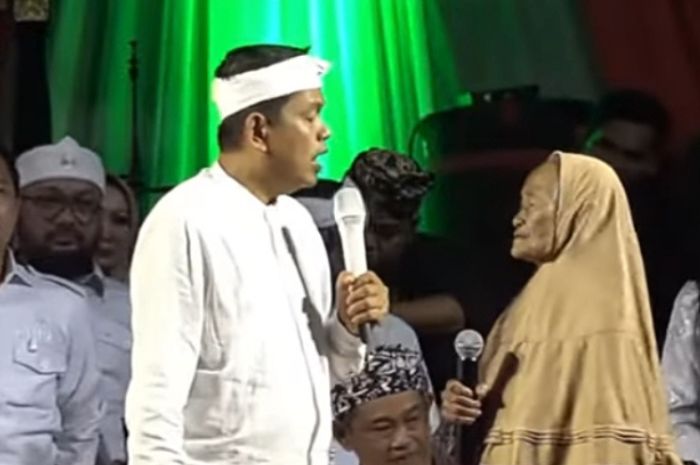 Gubernur Jawa Barat, Dedi Mulyadi, bertemu seorang nenek asal Cianjur yang mengaku tidak menerima bansos.
