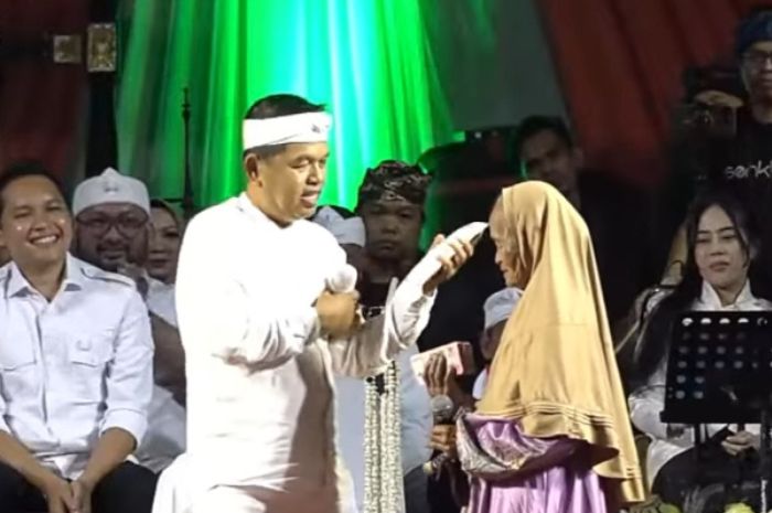 Gubernur Jawa Barat Dedi Mulyadi memberikan uang kepada nenek asal Cianjur.