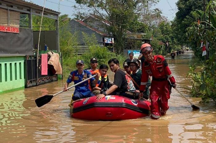 Evakuasi warga Perumahan Villa Pamulang Kota Depok yang terendam banjir.