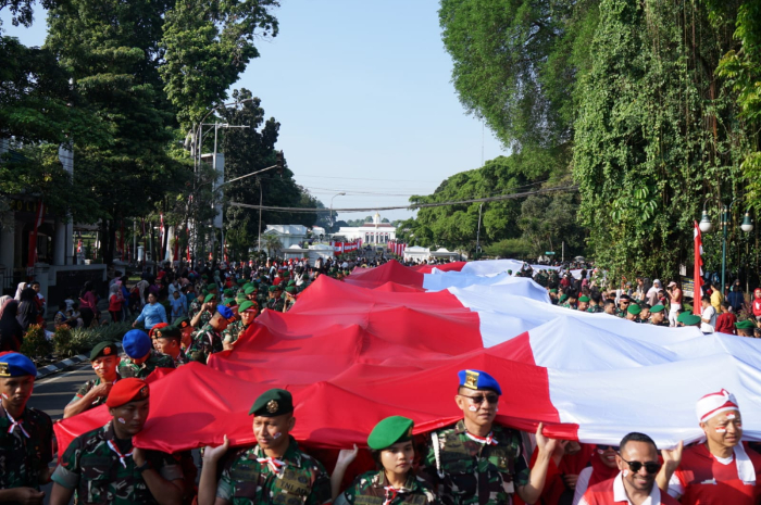 Kirab bendera merah putih dalam rangkaian Festival Merah Putih di jalan utama Kota Bogor, Minggu, 10 Agustus 2025.
