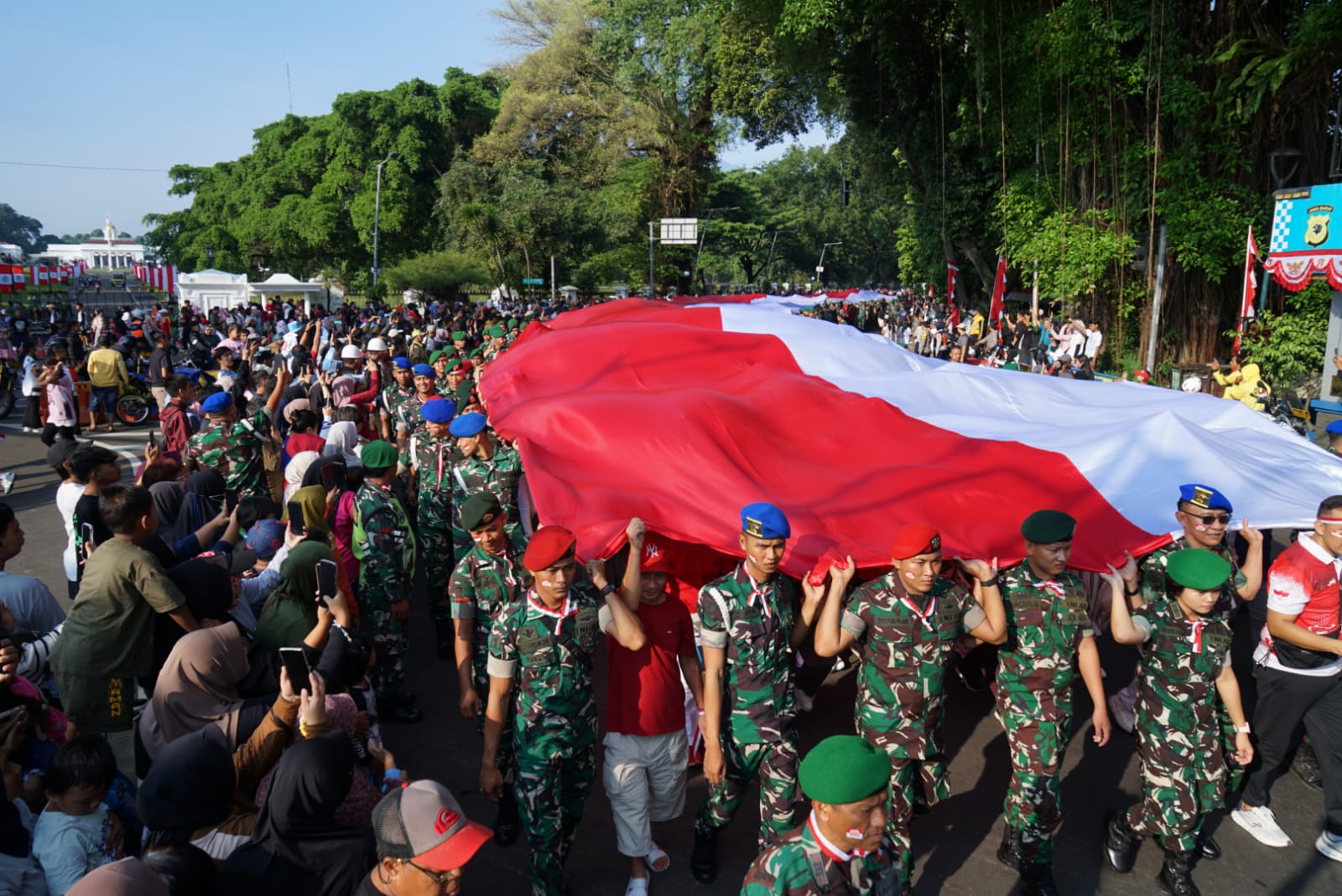 Suasana Kirab Merah Putih 2025.