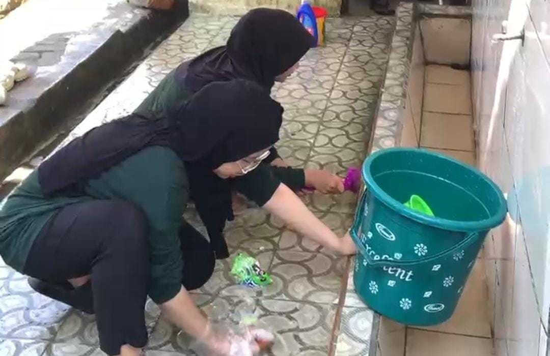Mahasiswa KKN kelompok 10 IAIN Laa Roiba saat melakukan kegiatan safari bersih-bersih Mushola di Desa Sumur Batu, Kecamatan Babakan Madang