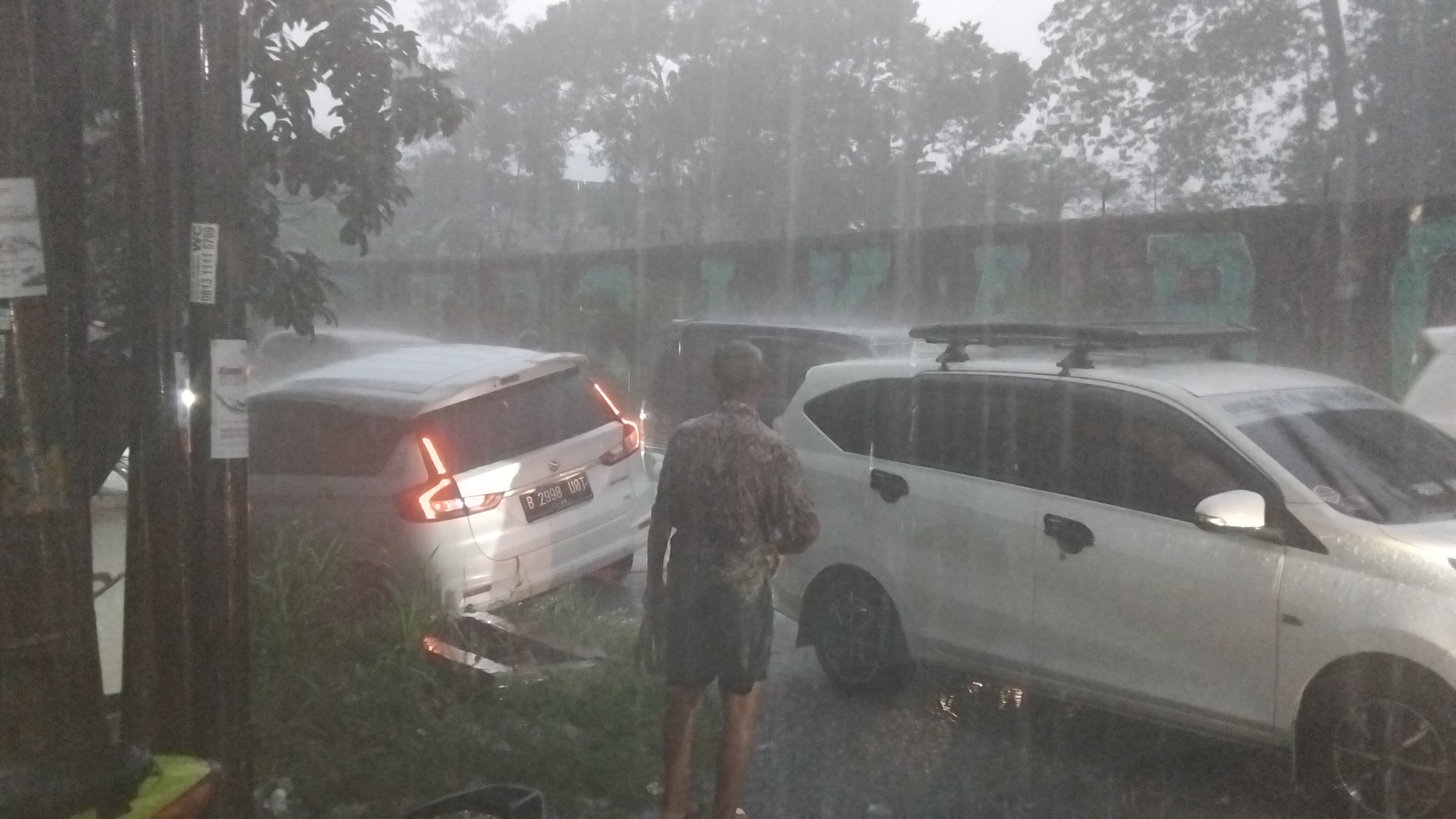 Proses penarikan menggunakan tali oleh mobil yang melintas di Jalan Raya Sirkuit Sentul, Kedungmangu, Kecamatan Babakan Madang, Kabupaten Bogor.