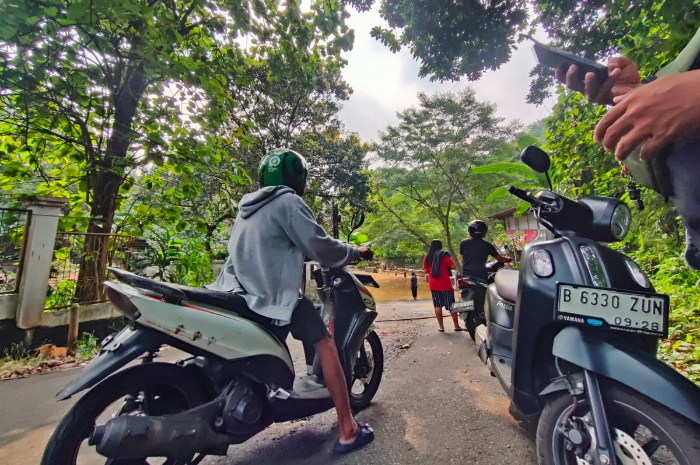 Sejumlah pengendara motor putar balik akibat Jalan Bandung Kota Depok tak bisa dilintasi.