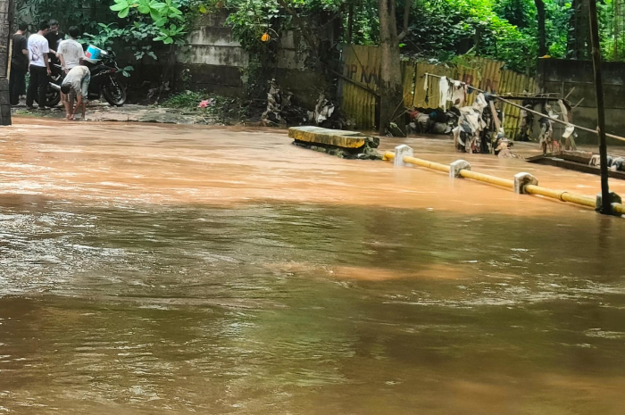 Kondisi ruas Jalan Bandung, Kota Depok yang terendam banjir.