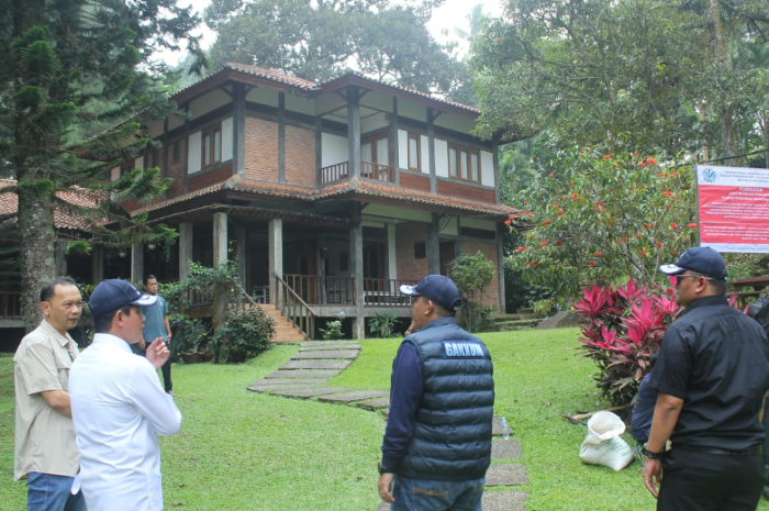 Kementerian Lingkungan Hidup saat menyegel bangunan hotel di kawasan Puncak, Cisarua, Kabupaten Bogor beberapa waktu lalu.