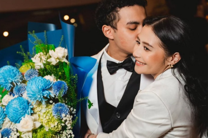 Prilly Latuconsina saat memberikan kejutan kekasihnya Omara Esteghlal saat melakukan jumpa fans gala premier film Tinggal Meninggal di Bioskop Jakarta, pada Sabtu, 9 Agustus 2025.
