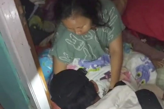 Proses evakuasi warga yang terkena gigitan ular di Rancabungur, Kecamatan Kemang, Kabupaten Bogor Sabtu 9 Agusutus 2025.