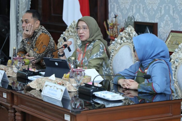 MenPAN RB Rini Widyantini saat memberikan pembekalan terkait implementasi reformasi birokrasi di Pemerintah Kota Surabaya