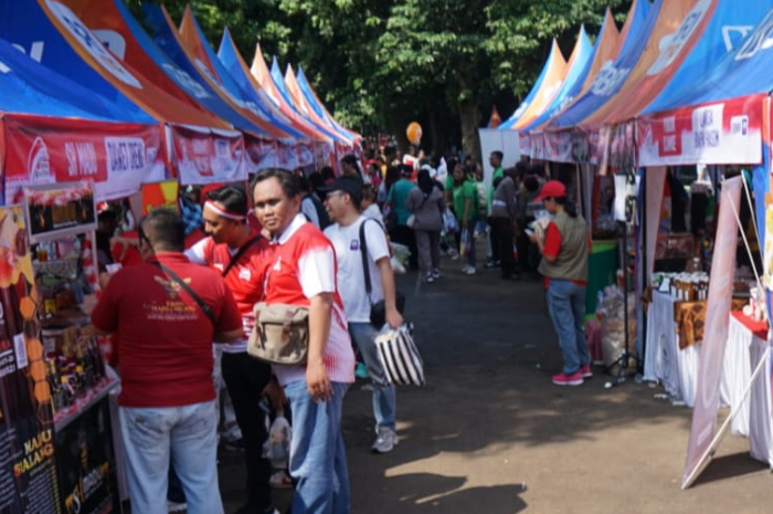 Gerai tenda stand UMKM di acara kirab Merah Putih di Kota Bogor Minggu 10 Agustus 2025.