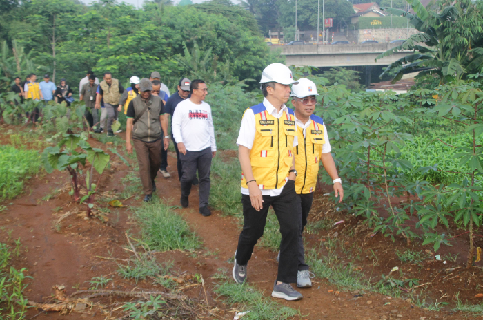 Wali Kota Bogor Dedie A Rachim saat meninjau proyek jalan baru di Kayumanis.
