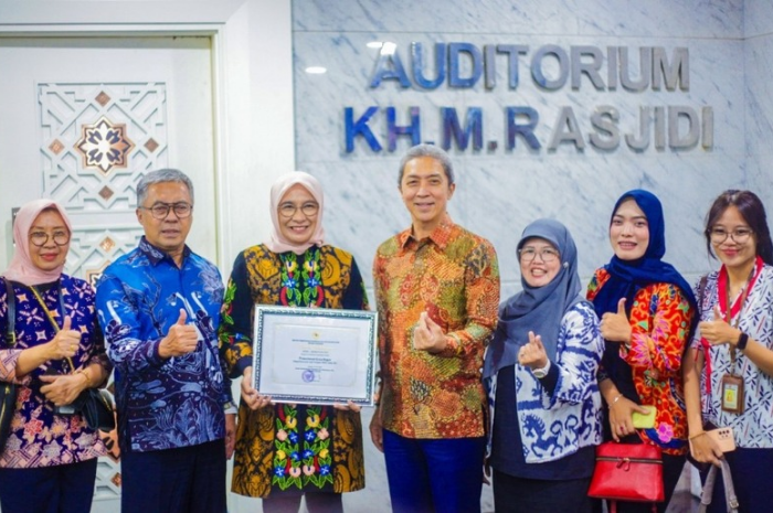 Wali Kota Bogor saat mendapatkan predikat Nindya dalam event Kota Layak Anak (KLA) 2025