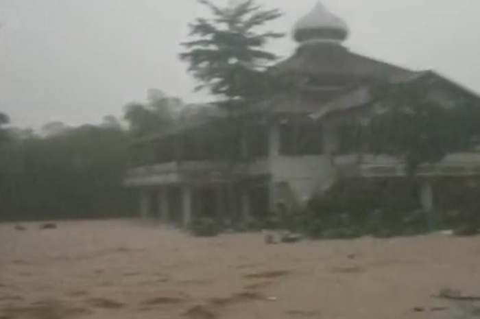 Kondisi Pondok Pesantren Al-Furqon di Desa Cimulang, Rancabungur, Kabupaten Bogor terendam banjir Sabtu, 9 Agustus 2025.
