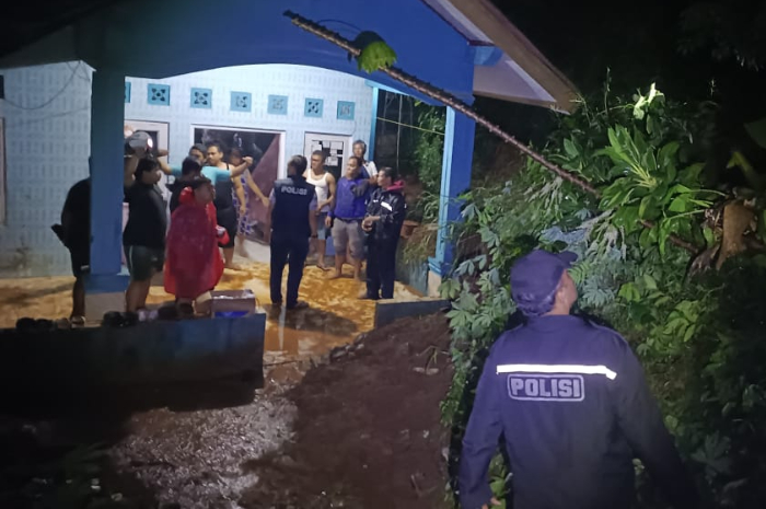 Petugas polisi saat memantau salah satu wilayah terdampak bencana alam di Kabupaten Bogor