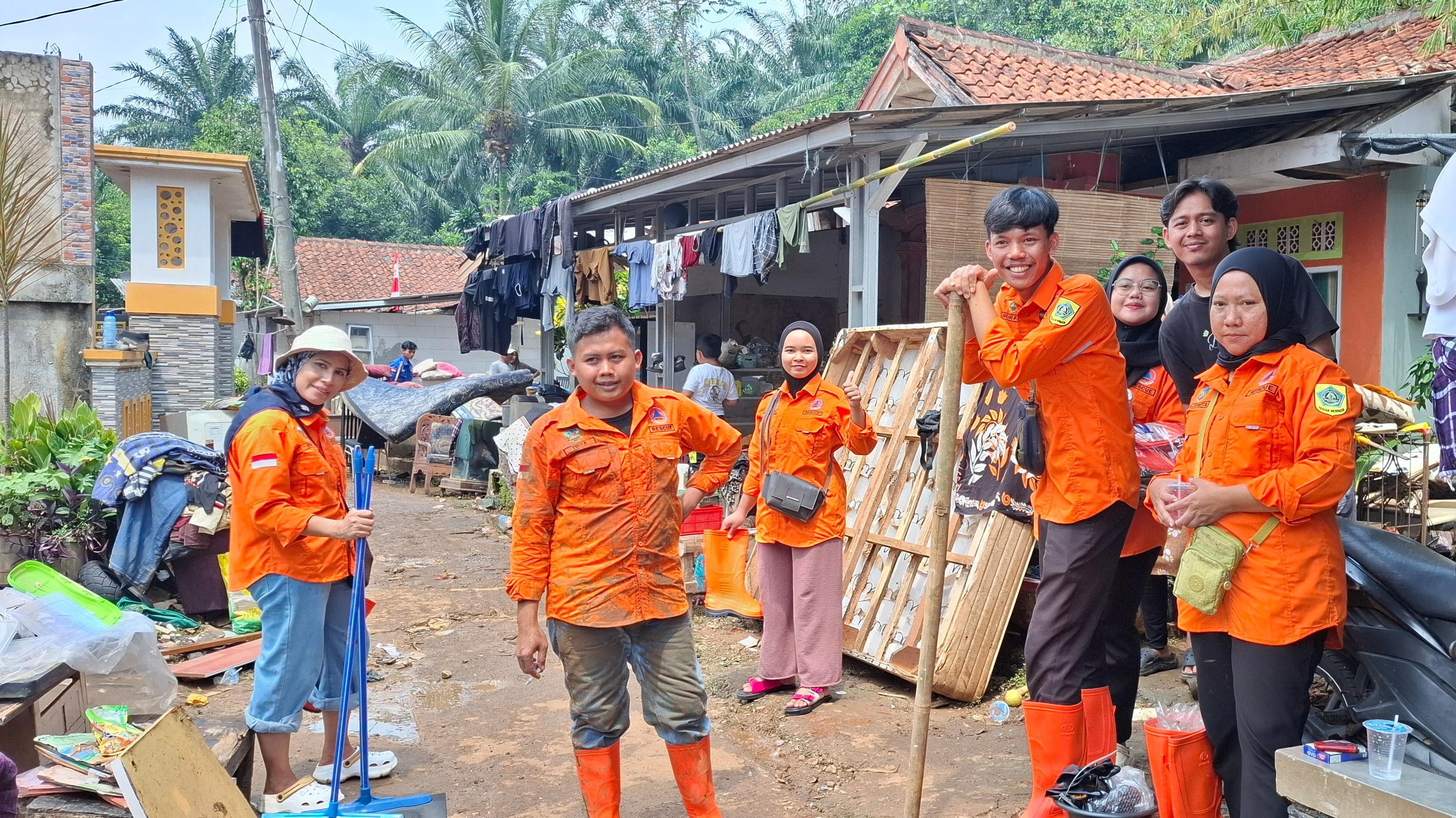 Destana dan Karang Taruna Desa Bantarsari gotong royong membersihkan puing-puing dan lumpur sisa banjir di Desa Cimulang, Kecamatan Rancabungur, Kabupaten Bogor, Senin 11 Agustus 2025.