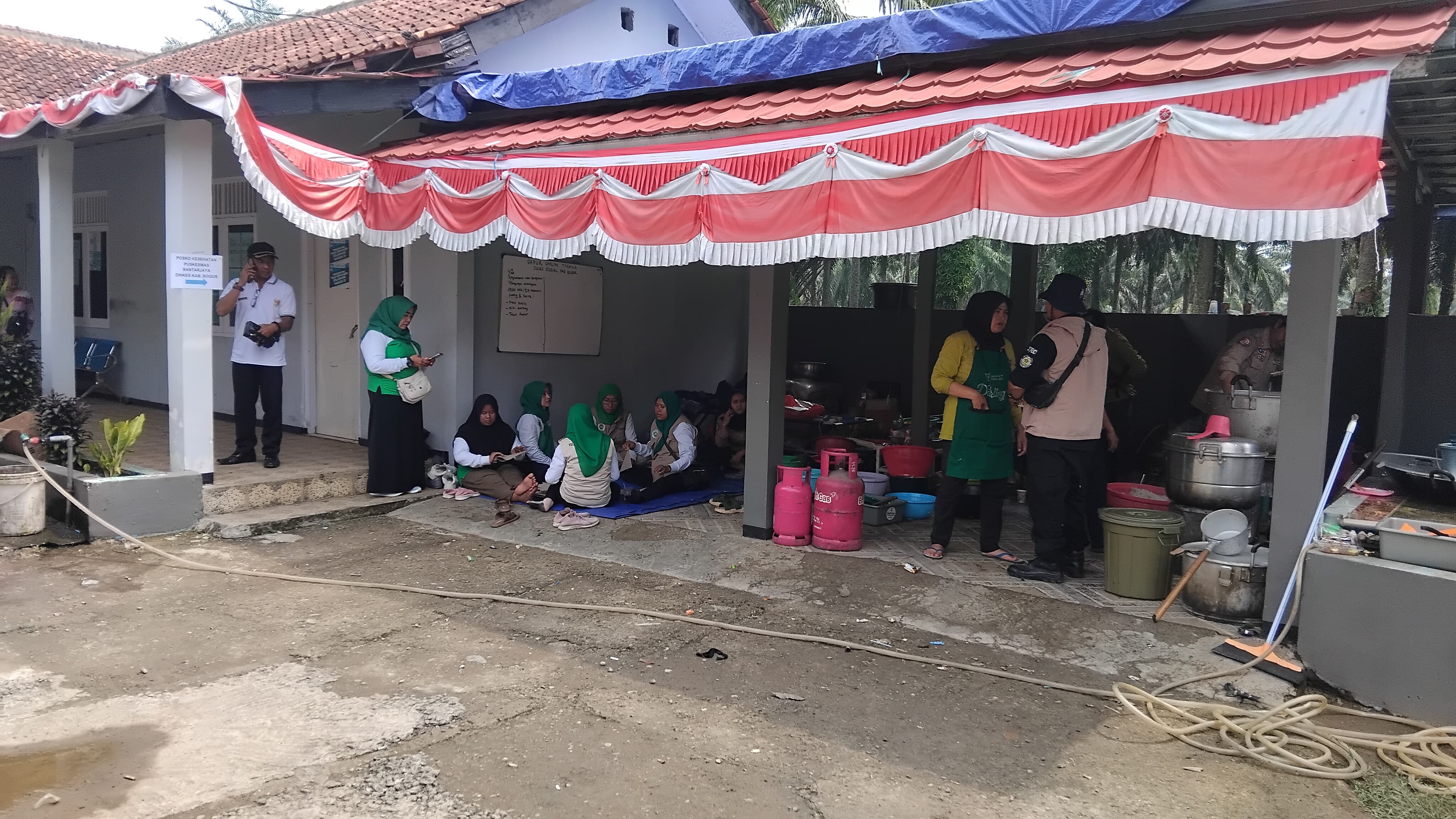 Pemkab Bogor membangun dapur umum untuk membantu warga terdampak bencana di Desa Cimulang, Kecamatan Rancabungur, Kabupaten Bogor, Senin 11 Agustus 2025.