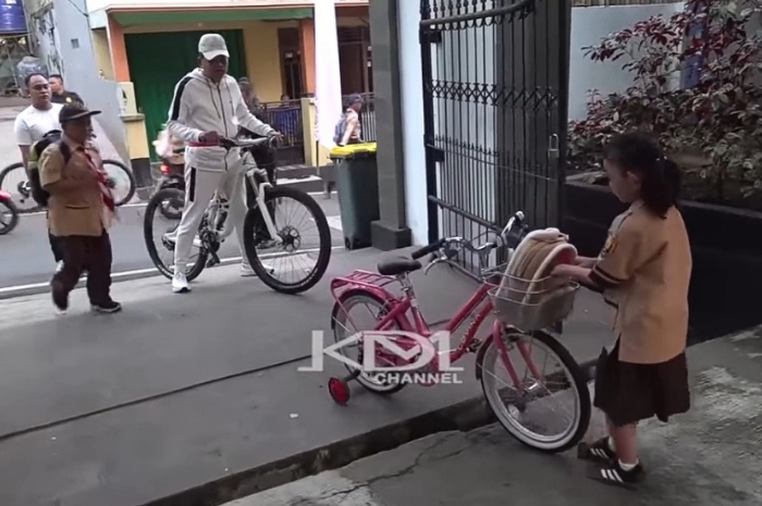 Gubernur Jawa Barat Dedi Mulyadi saat mengantar sang putri, Ni Hyang sekolah.