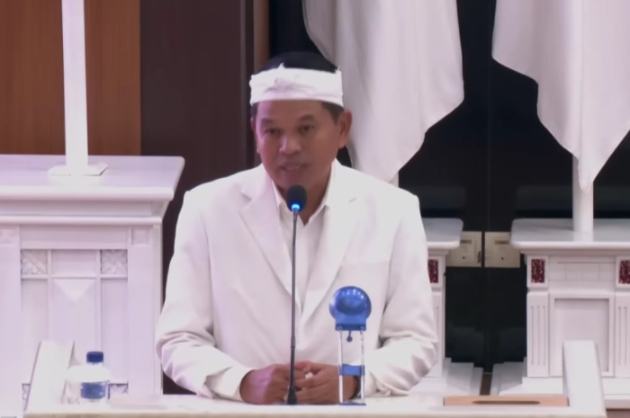 Gubernur Jawa Barat, Dedi Mulyadi menjelaskan mahalnya pengadaan lahan sekolah.