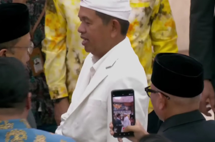 Saat di DPRD Jabar, Gubernur Jawa Barat, Dedi Mulyadi disabut para anggota dewan.