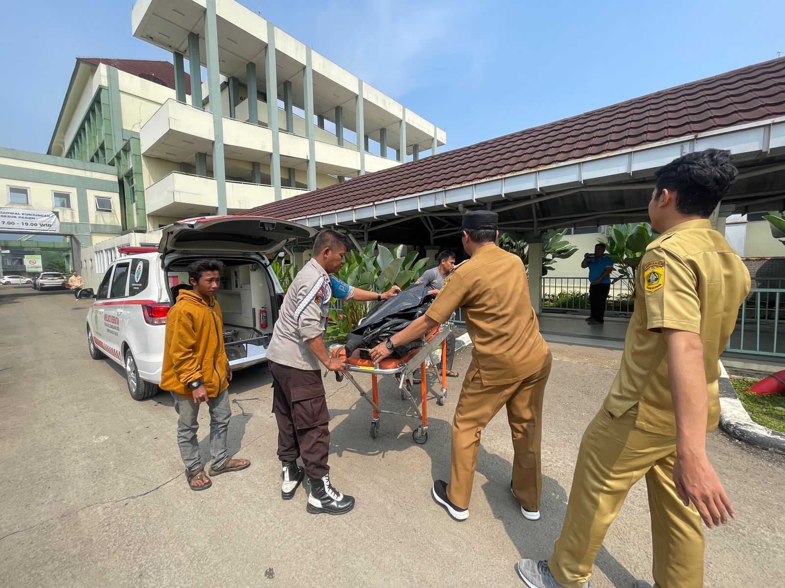 Petugas mengevakuasi jasad operator alat berat yang tewas tertimbun longsor di TPA Galuga, Kabupaten Bogor.