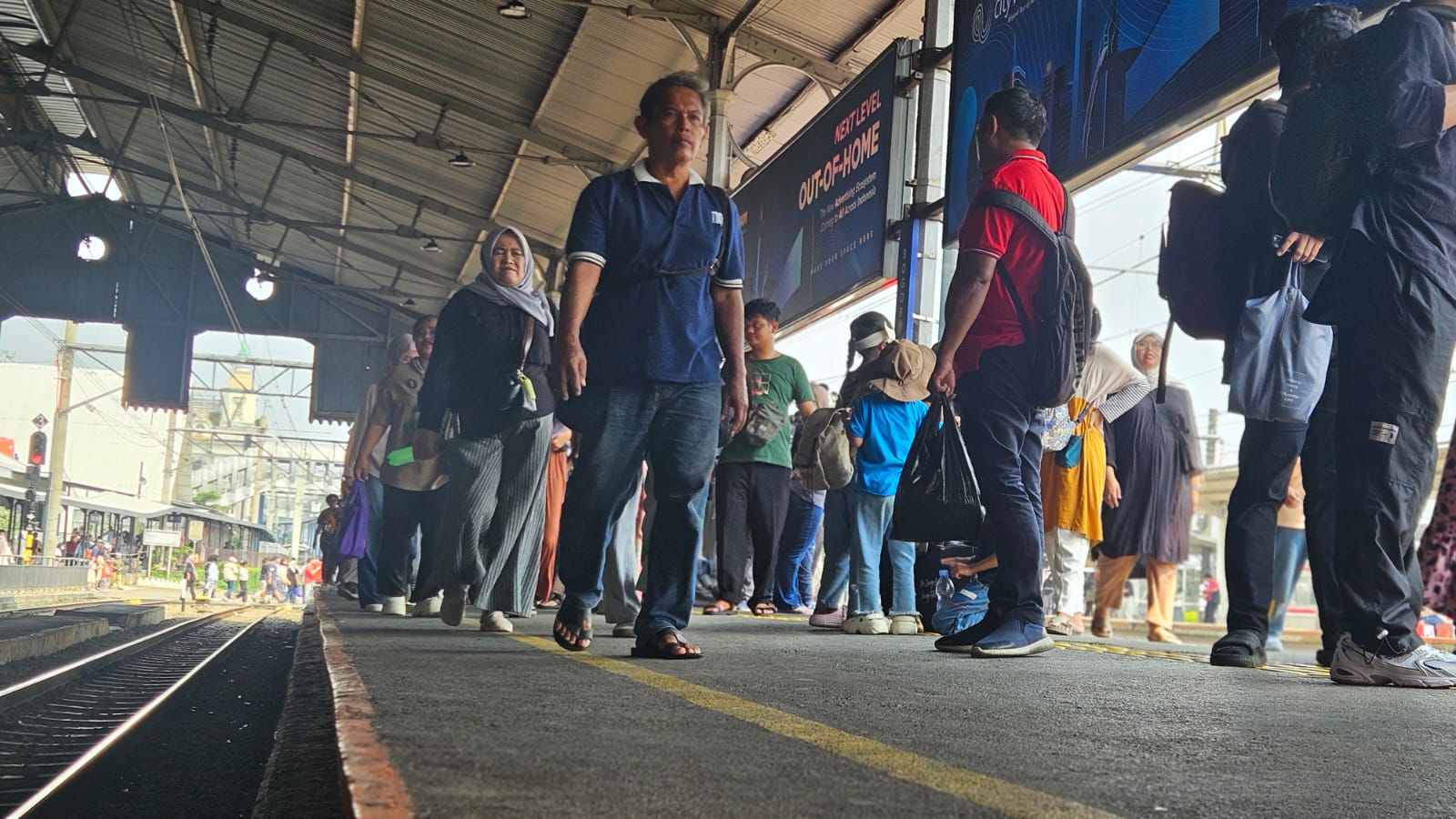Sejumlah penumpang yang tengah menunggu keberangaktan kereta api (KA) Pengrango.