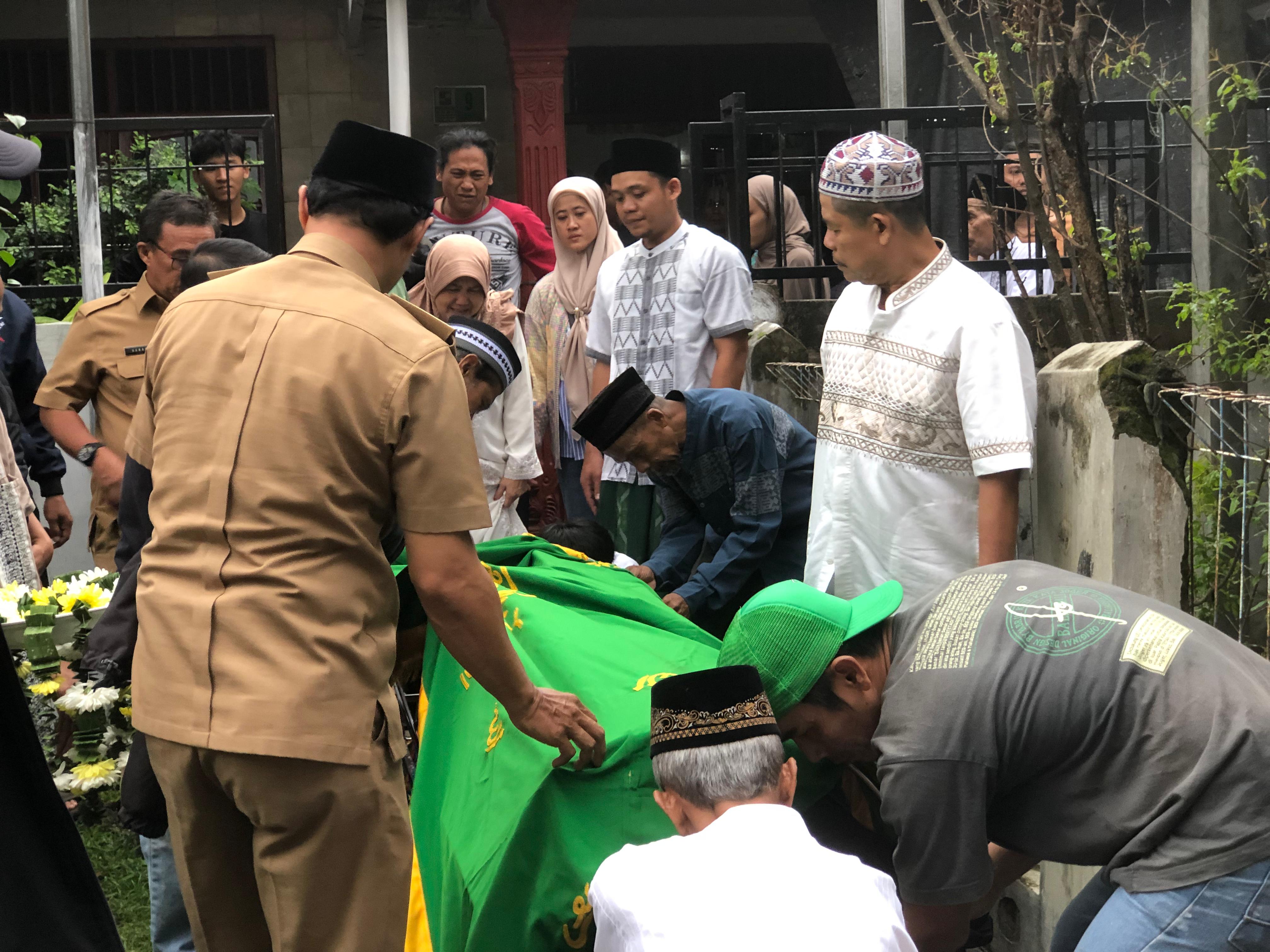 Suasana di rumah duka, petugas DLH Kota Bogor yang meninggal di TPAS Galuga, Kabupaten Bogor, Senin 11 Agustus 2025.