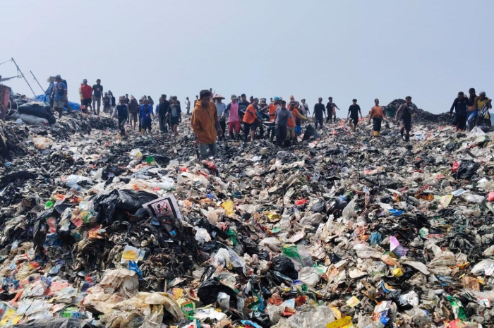 Evakuasi korban tertimbun longsor di TPAS Galuga, Kabupaten Bogor.