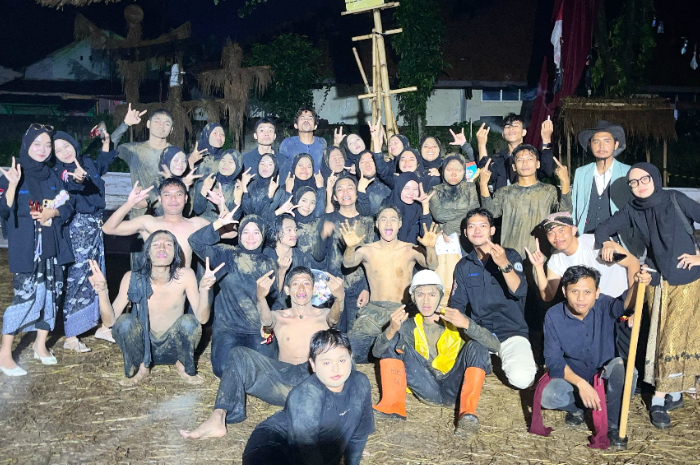 Mahasiswa dari UKM Teater Gandrung Universitas Muhammadiyah Bogor Raya usai pementasan.