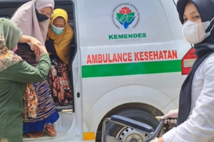 Tenaga medis pada program JUMPA FAN di Kecamatan Jasinga, Kabupaten Bogor.  Sumber foto: bogorkab.go.id