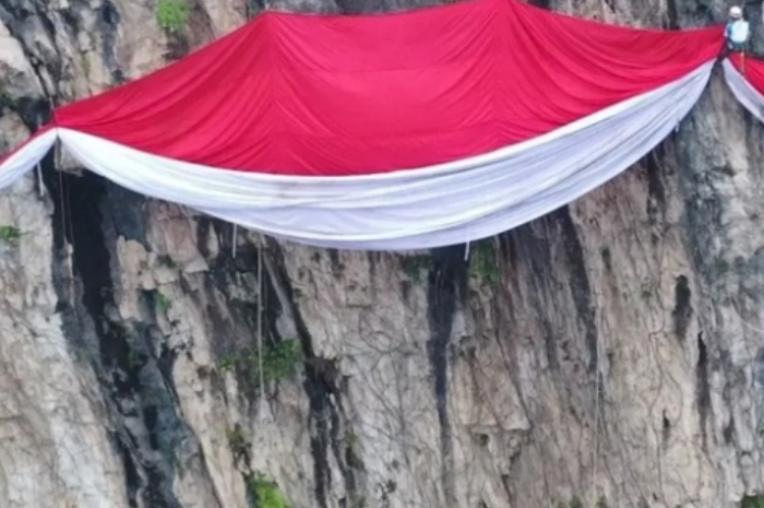 Pemasangan bendera merah putih di wisata ekstrem Tebing Jeger Klapanunggal di Bogor