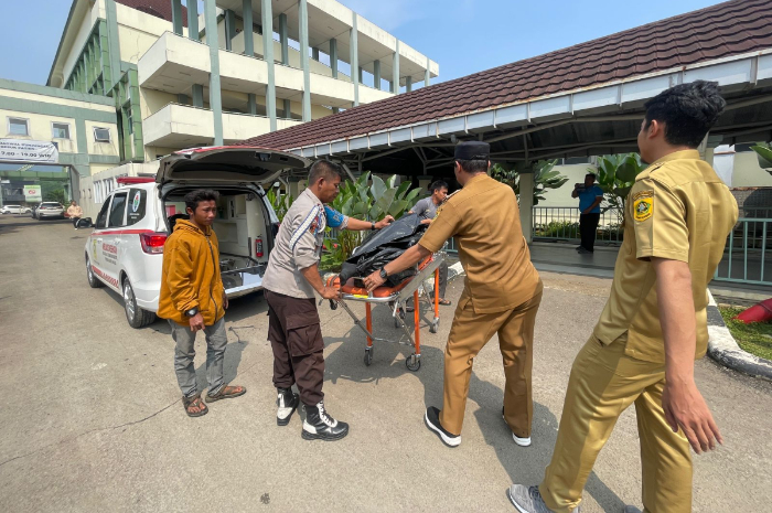 Jenazah operator alat berat yang tertimbun longsoran sampah di TPAS Galuga.