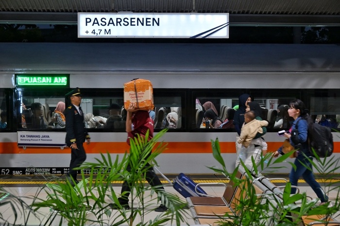 Ilustrasi transportasi umum di Indonesia
