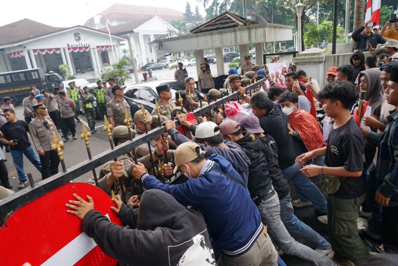 Saling dorong pagar Balai Kota Bogor pada aksi demonstrasi, Selasa 12 Agustus 2025.
