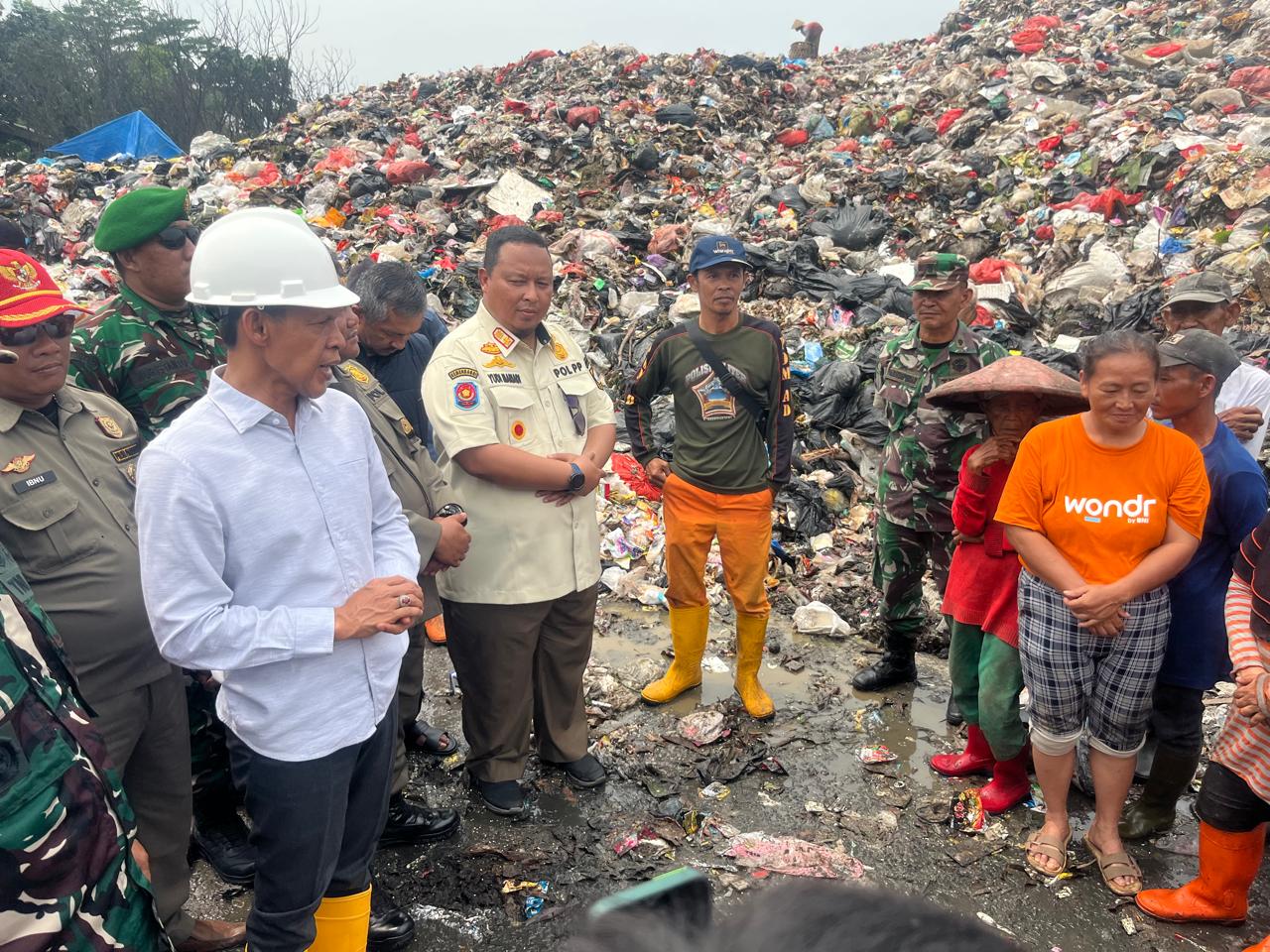 Wakil Bupati Bogor, Ade Ruhandi meninjau TPA Galuga di Kecamatan Cibungbulang, Kabupaten Bogor, Selasa 12 Agustus 2025.