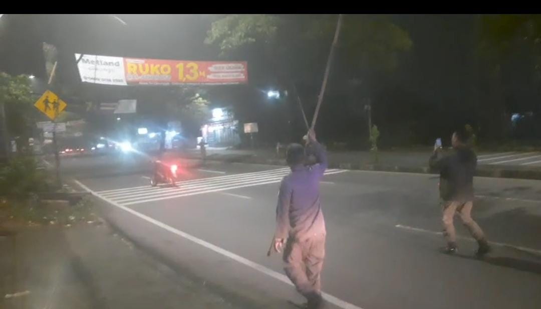 Camat Cileungsi, Adi Henryana jadwalkan kembali penertiban spanduk iklan liar di Cileungsi, Kabupaten Bogor.