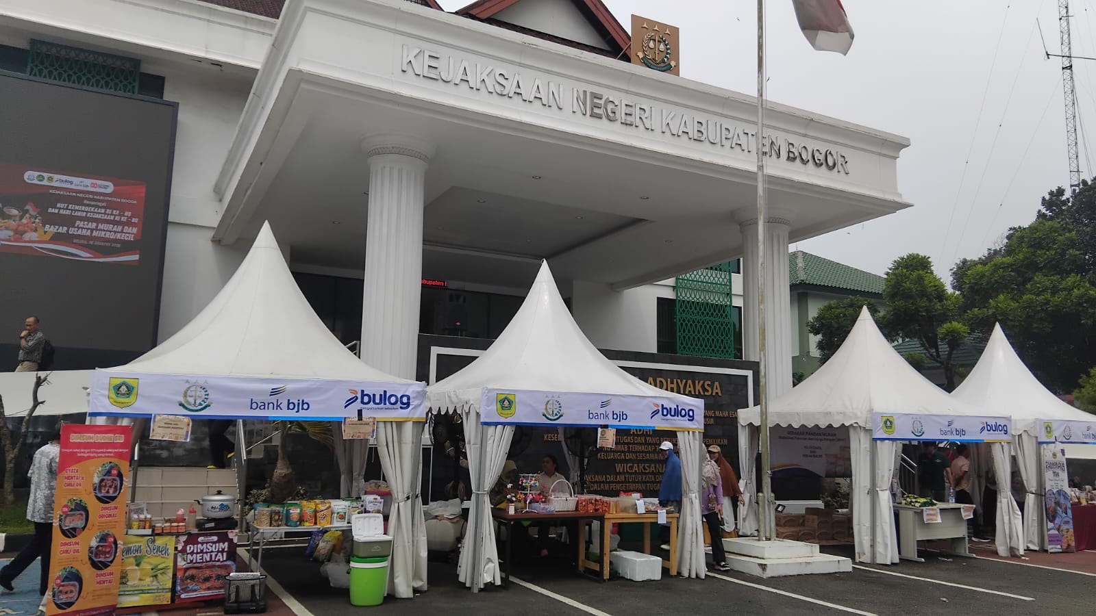 Kejari Kabupaten Bogor menggelar pasar murah dan bazar UMKM.