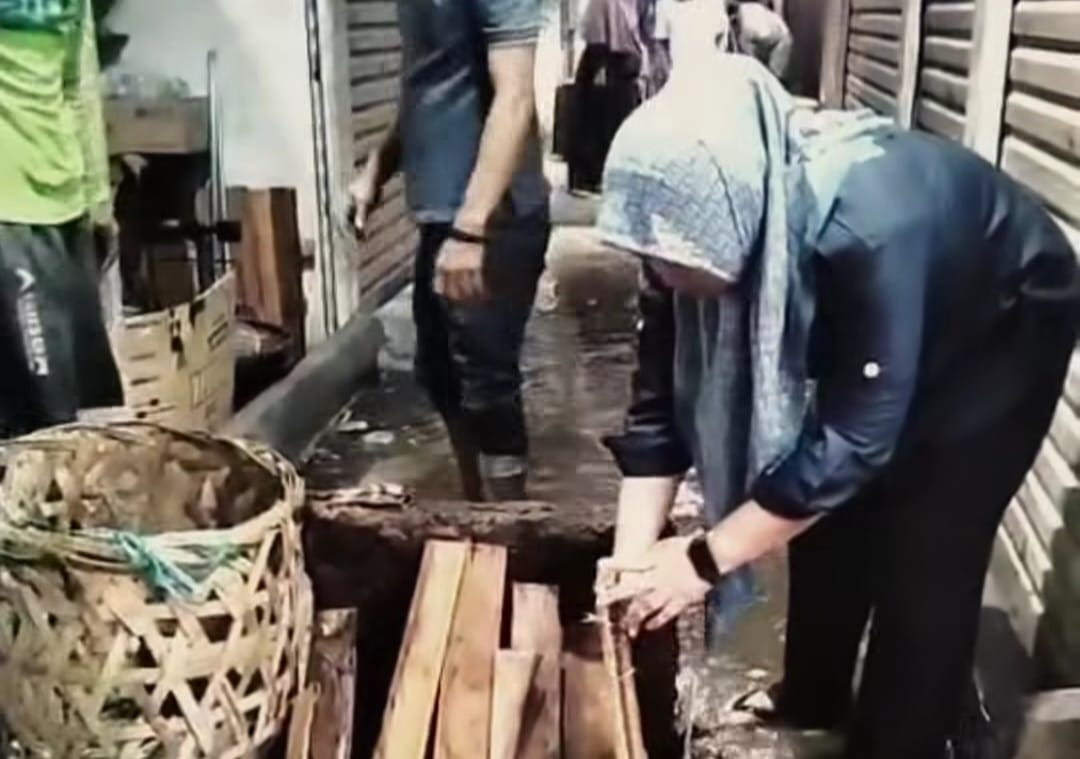 Pasar Cileungsi, Kabupaten Bogor, tergenang banjir pada Selasa 12 Agustus 2025.