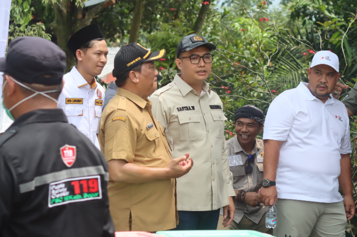 Ketua DPRD Kabupaten Bogor, Sastra Winara saat meninjau lokasi bencana alam.