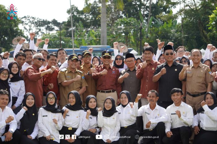 Penyerahan SK Pengangkatan CPNS dan PPPK di Kota Tasikmalaya beberapa waktu lalu.