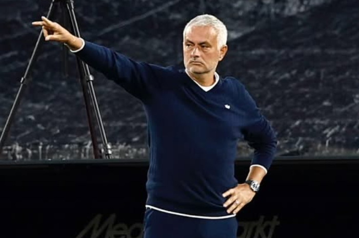 Pelatih Fenerbahce, Jose Mourinho saat memberikan arahan.