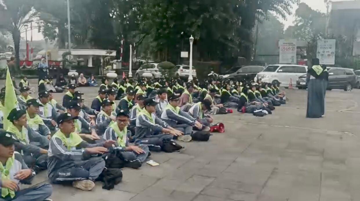 Pelepasan ratusan siswa SMAIT Insantama Kota Bogor yang hendak melakukan long march ke Cianjur.