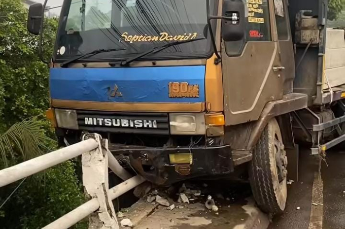 Kondisi truk tronton yang alami kecelakaan tunggal di Jembatan Wika, Gunung Putri, Bogor.