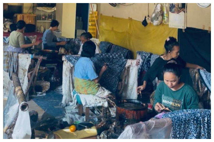 Pengrajin Batik Cirebon yang mendapat edukasi dari Bank BJB.
