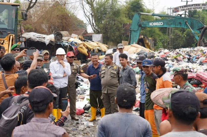 Wakil Bupati Bogor Ade Ruhandi saat mengunjungi TPA Galuga.&nbsp;